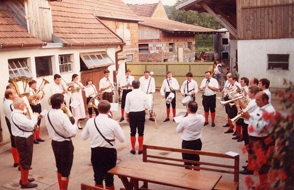 1981-StändchenSchwarz.JPG 